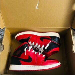 ⚡️Air Jordan 1 Mid ‘Reverse Bred’ (Red/Black/White), Size 6.5 Youth/8 Wmn⚡️